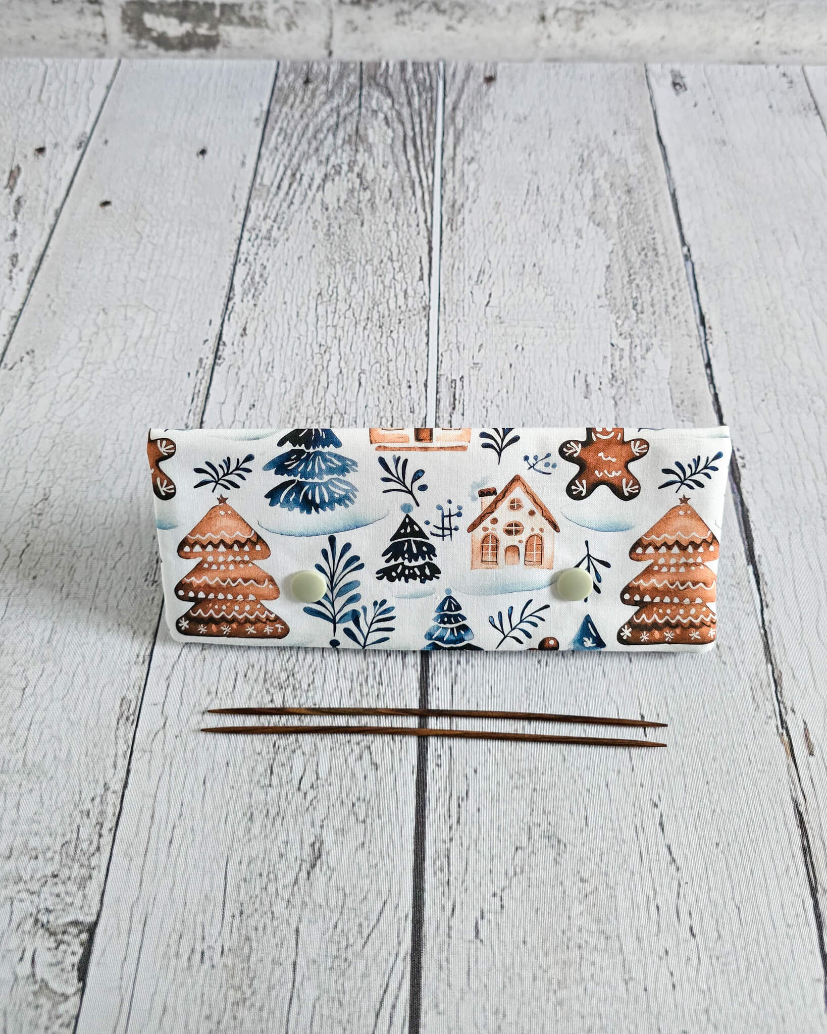 Nadelgarage 15 cm Winter Village mit Häusermotiv - handgenäht in Bayern von Nadelmikado