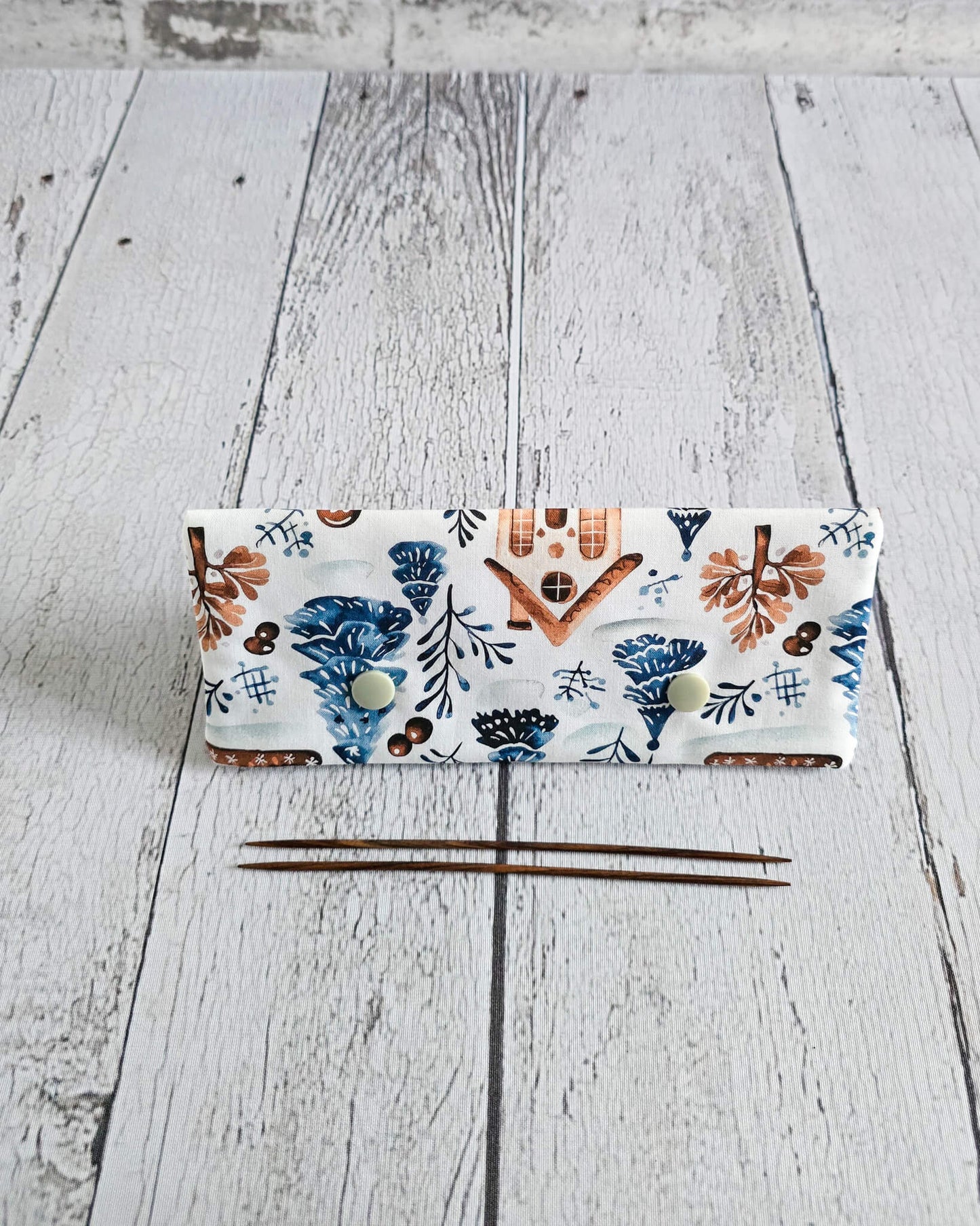 Nadelgarage 15 cm Winter Village mit Häusermotiv - handgenäht in Bayern von Nadelmikado