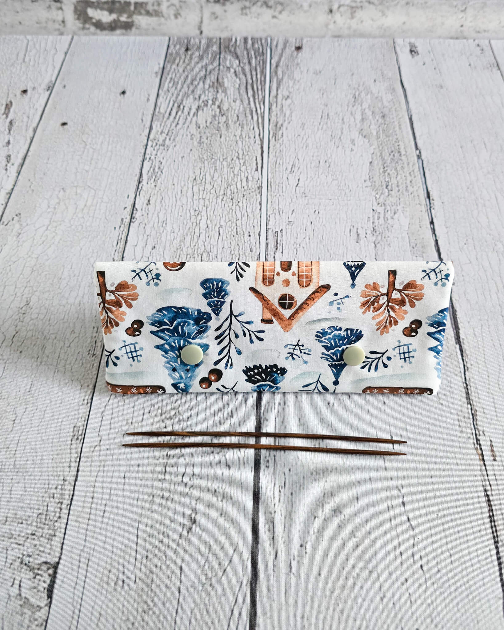 Nadelgarage 15 cm Winter Village mit Häusermotiv - handgenäht in Bayern von Nadelmikado