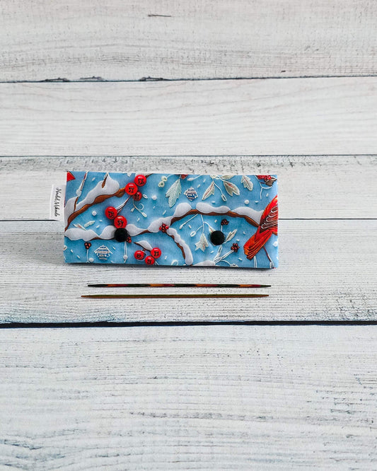 Nadelgarage 15 cm mit Wintervogel und roten Beeren - handgenäht in Bayern von Nadelmikado