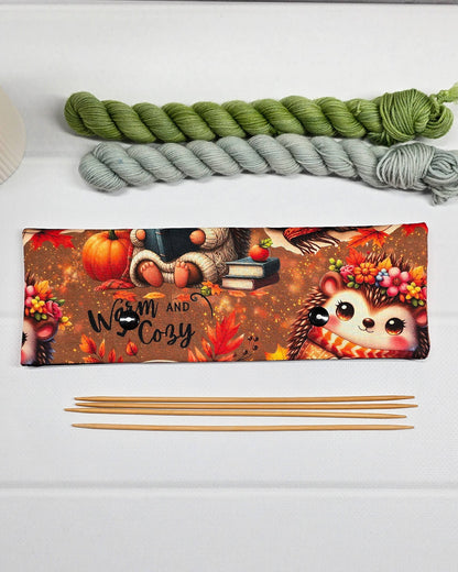 Nadelgarage 20 cm für längere Nadelspiele im Autumn Cozy Design mit Igeln, Kürbissen und Wolle – handgenäht in Bayern von NadelMikado