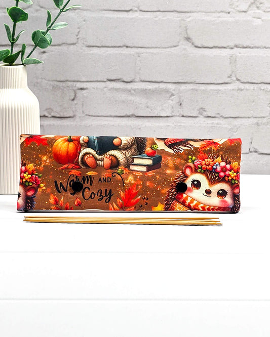 Nadelgarage 20 cm für längere Nadelspiele im Autumn Cozy Design mit Igeln, Kürbissen und Wolle – handgenäht in Bayern von NadelMikado