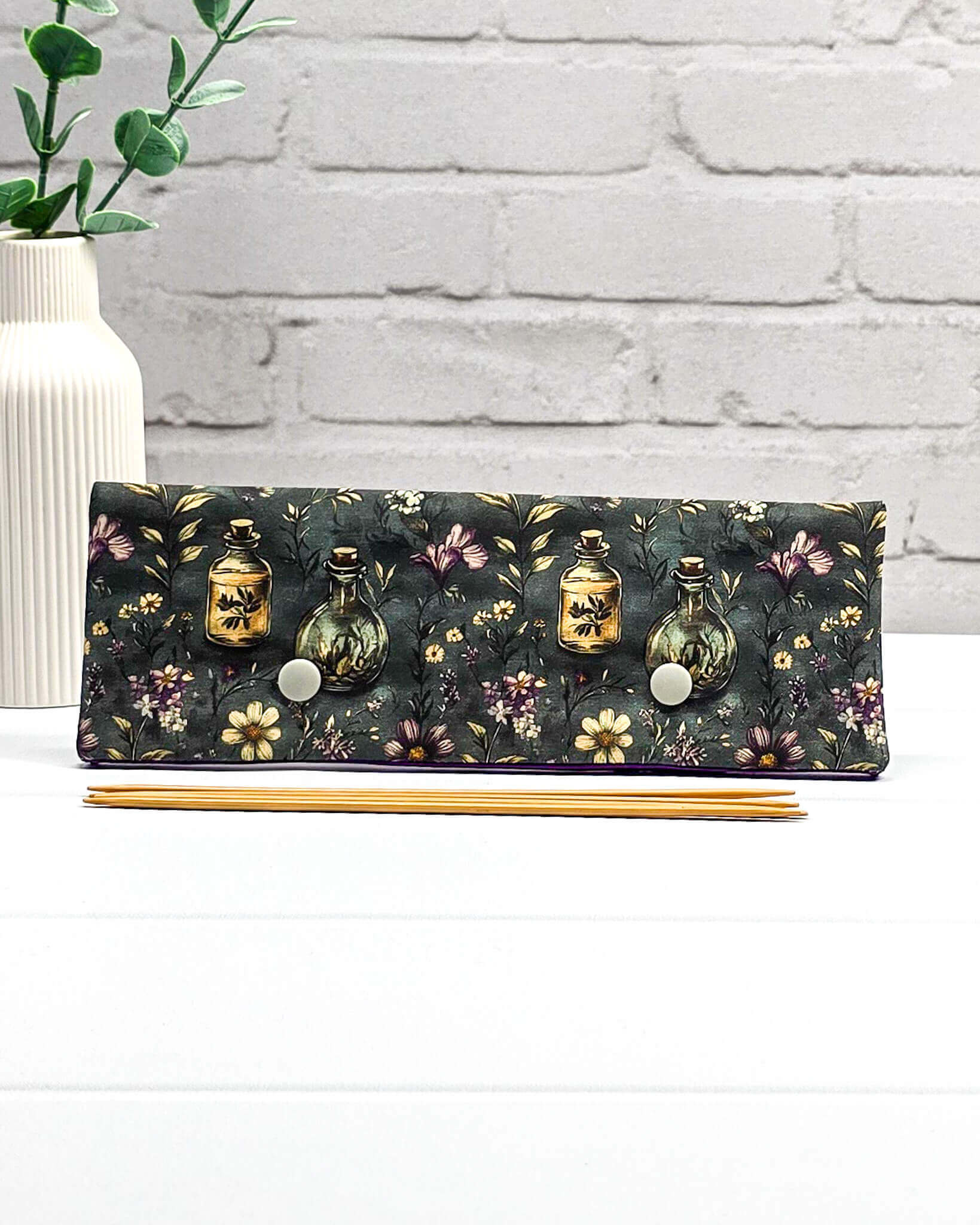 Nadelgarage 20 cm Botanical Apothecary für Stricknadeln mit dunklem botanischem Muster und Apothekerfläschchen. Handgenäht in Bayern von Nadelmikado. 