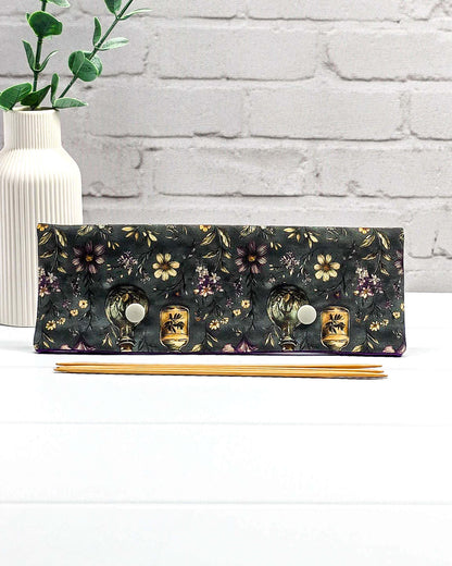 Nadelgarage 20 cm Botanical Apothecary für Stricknadeln mit dunklem botanischem Muster und Apothekerfläschchen. Handgenäht in Bayern von Nadelmikado. 