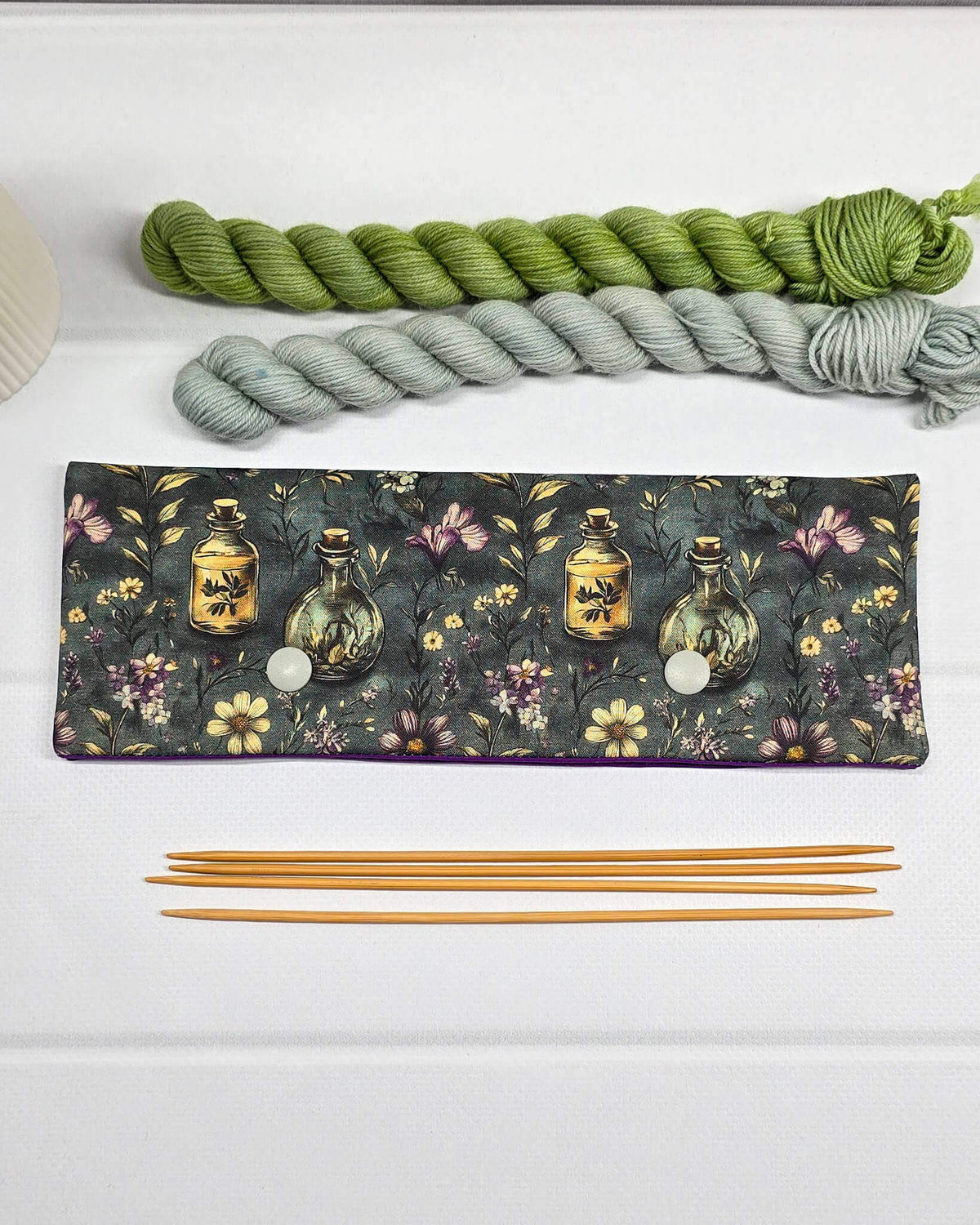 Nadelgarage 20 cm Botanical Apothecary für Stricknadeln mit dunklem botanischem Muster und Apothekerfläschchen. Handgenäht in Bayern von Nadelmikado. 