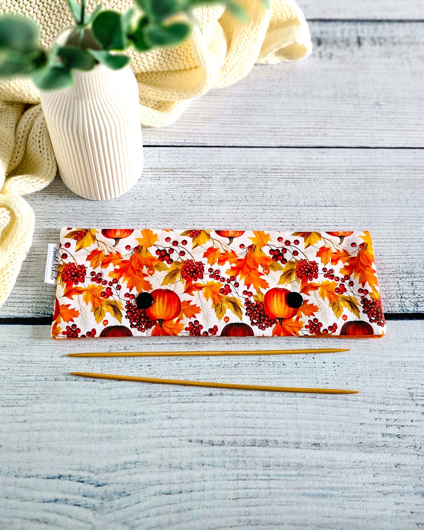 Nadelgarage 20 cm Autumn Glow – Baumwollstoff mit Kürbis und Blättern, handgemacht in Bayern von Nadelmikado