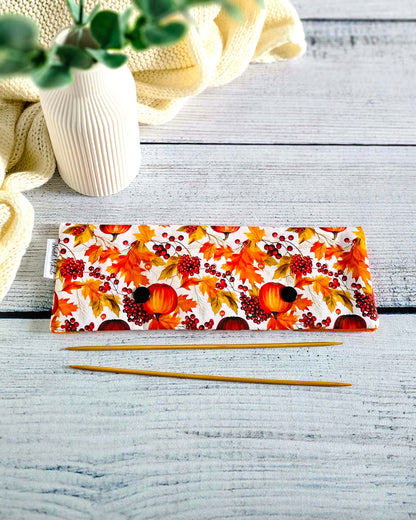 Nadelgarage 20 cm Autumn Glow – Baumwollstoff mit Kürbis und Blättern, handgemacht in Bayern von Nadelmikado