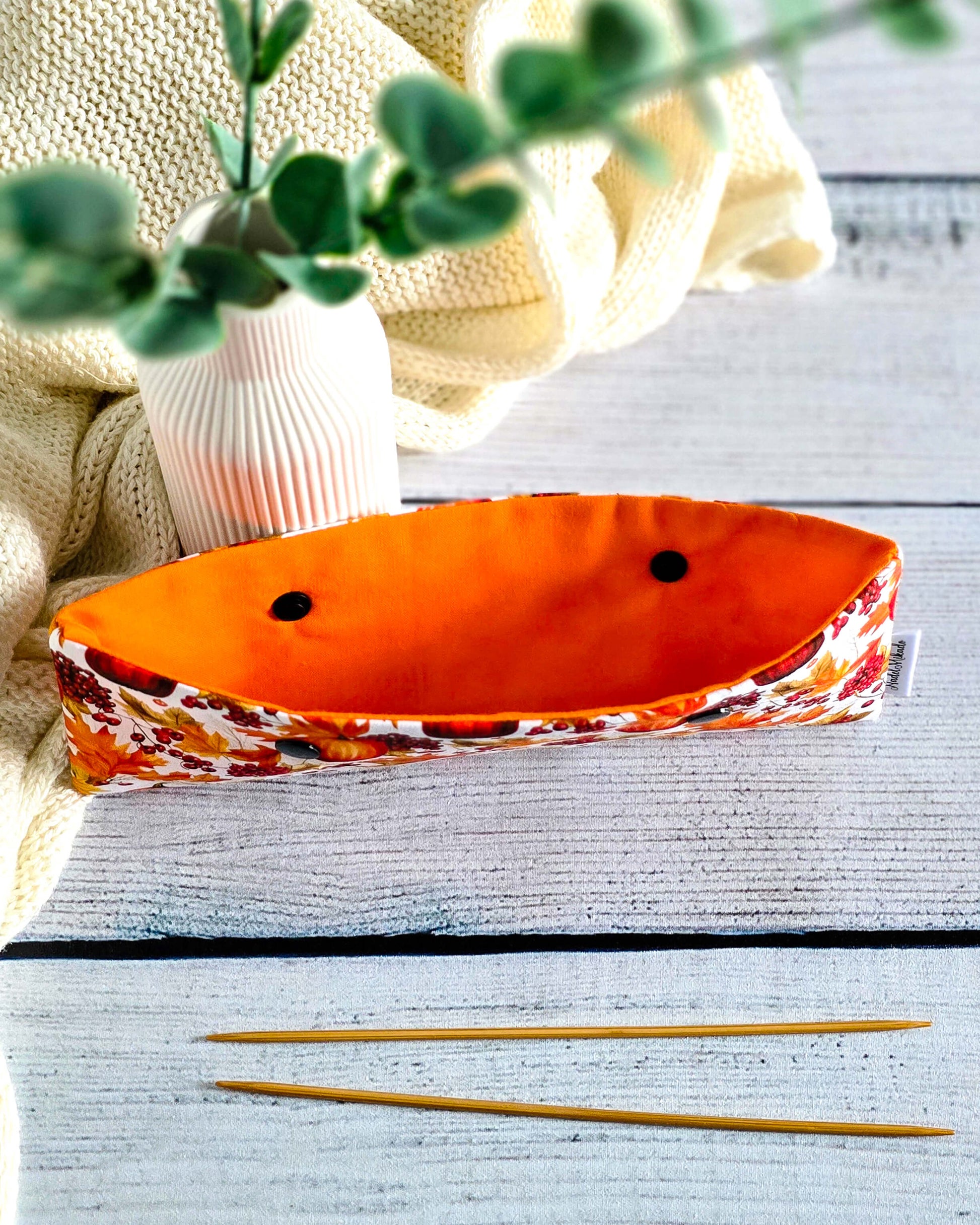 Nadelgarage 20 cm Autumn Glow – Baumwollstoff mit Kürbis und Blättern, handgemacht in Bayern von Nadelmikado