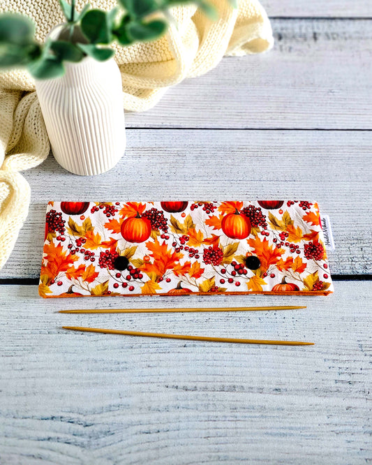 Nadelgarage 20 cm Autumn Glow – Baumwollstoff mit Kürbis und Blättern, handgemacht in Bayern von Nadelmikado 