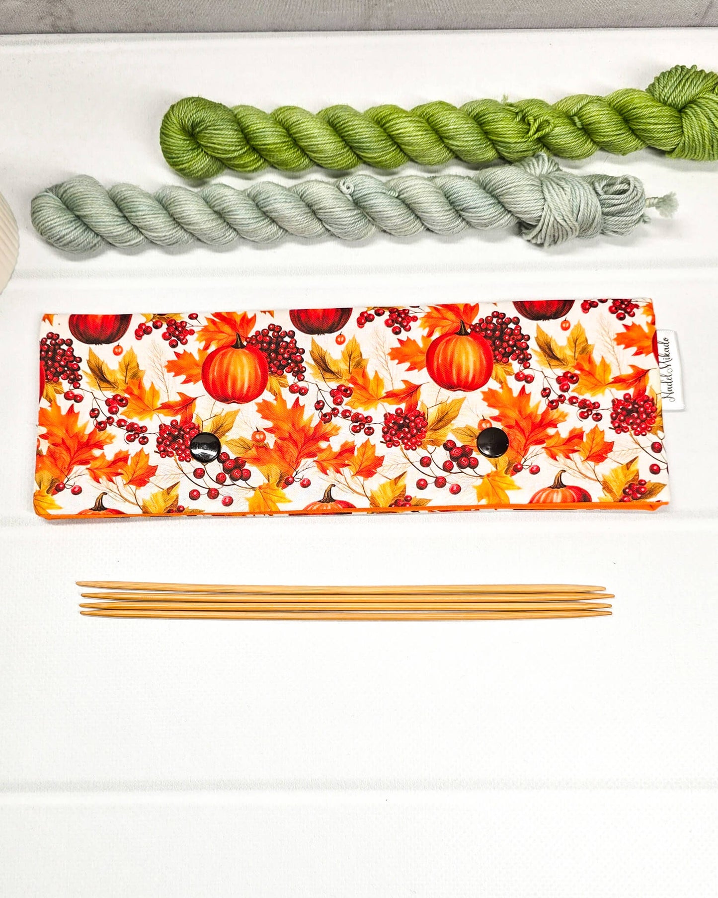 Nadelgarage 20 cm Autumn Glow – Baumwollstoff mit Kürbis und Blättern, handgemacht in Bayern von Nadelmikado 