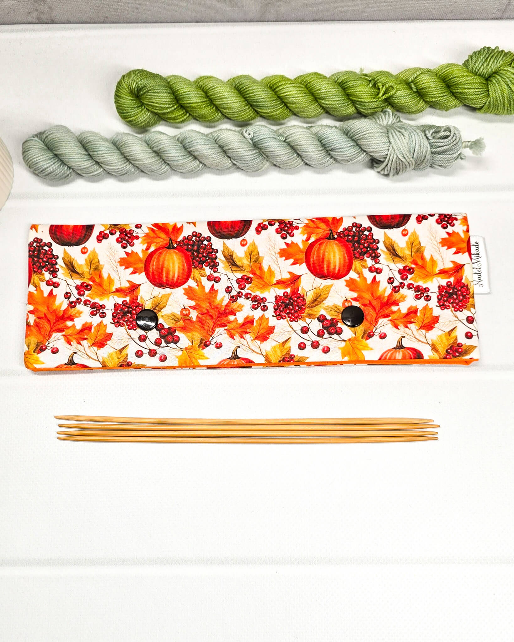 Nadelgarage 20 cm Autumn Glow – Baumwollstoff mit Kürbis und Blättern, handgemacht in Bayern von Nadelmikado 