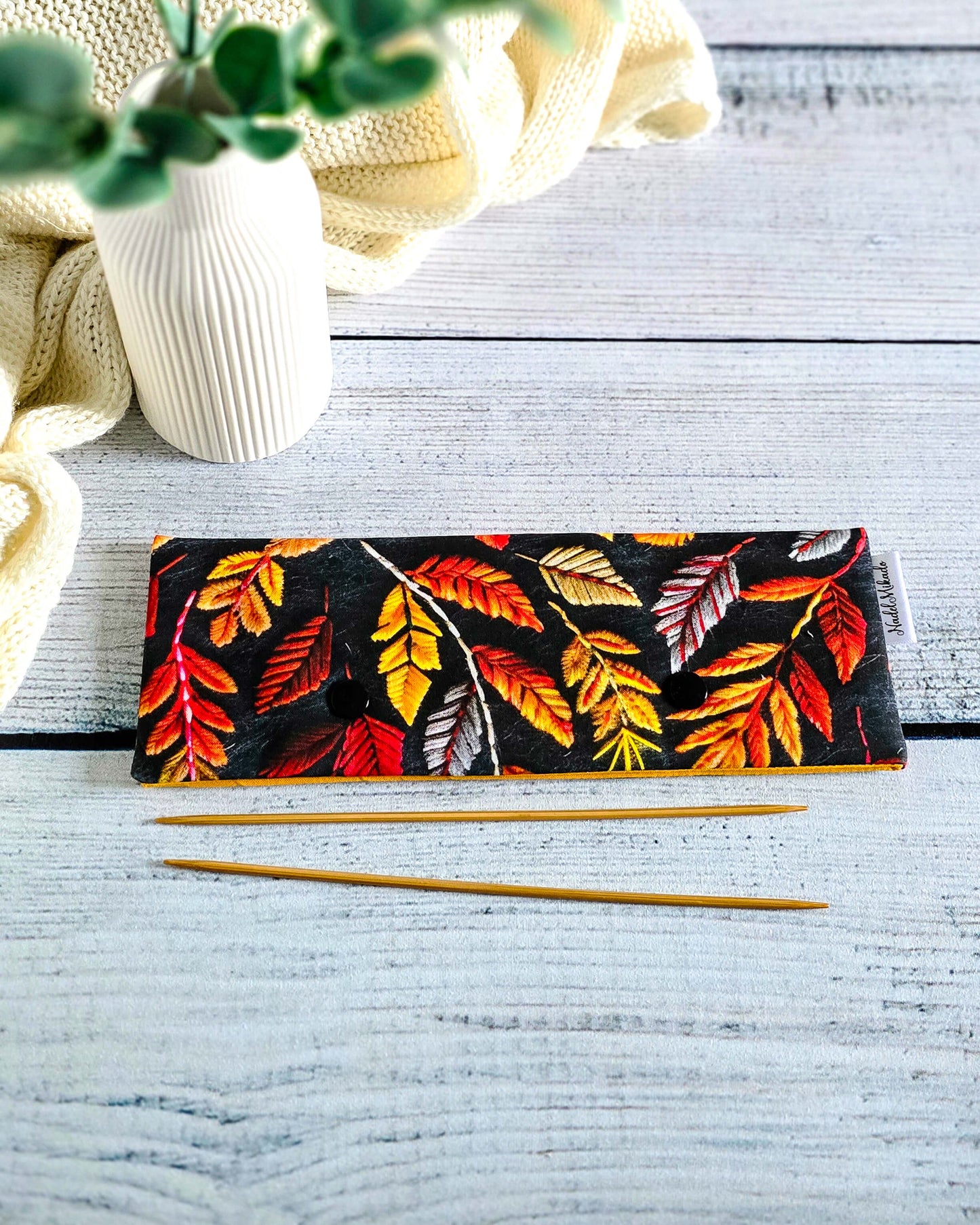 Handmade Nadelgarage für 20 cm Nadelspiele – Autumn Leaves von Nadelmikado aus Bayern