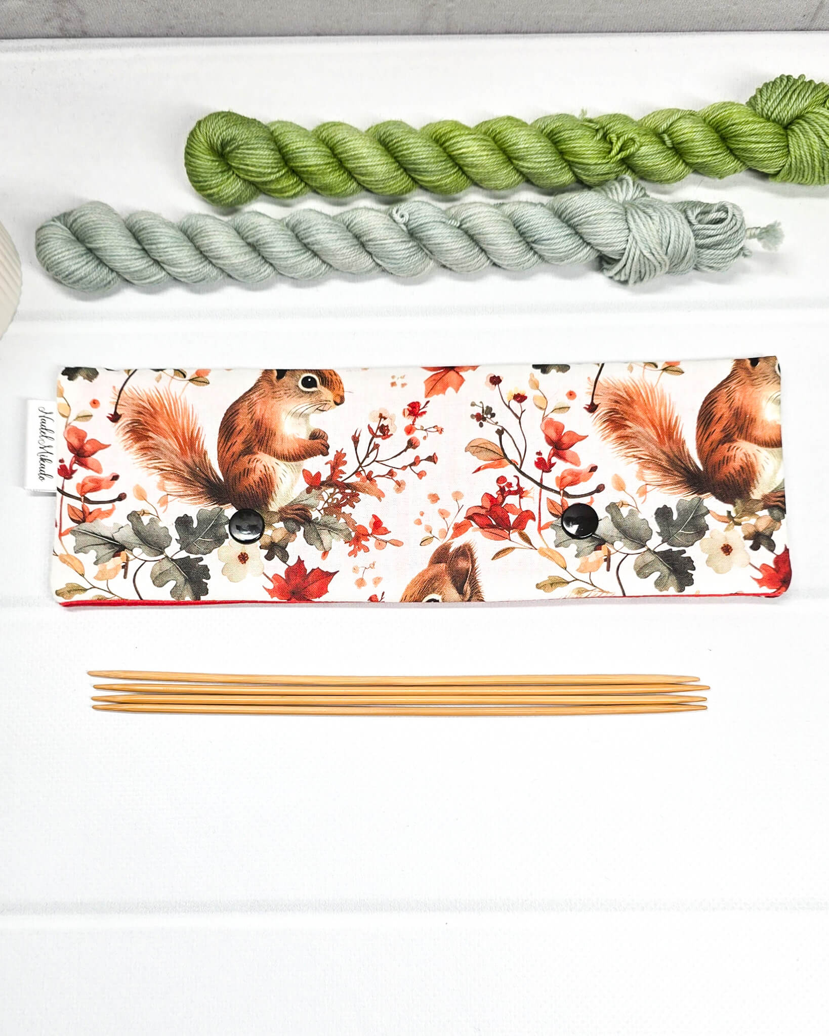 Nadelgarage 20 cm Autumn Squirrel – Baumwollstoff mit Eichhörnchen und Blättern, handgemacht in Bayern von Nadelmikado