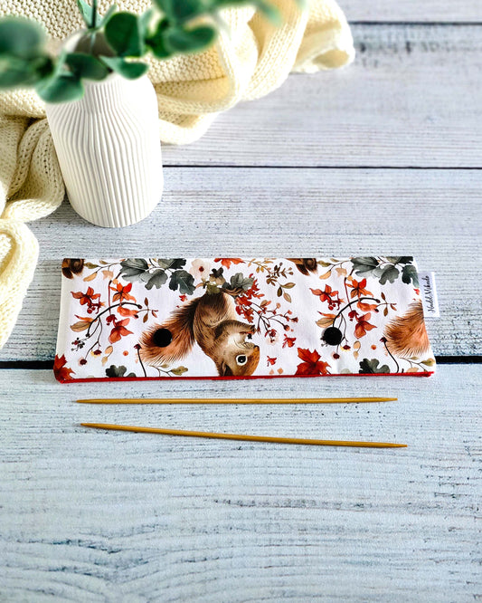 Nadelgarage 20 cm Autumn Squirrel – Baumwollstoff mit Eichhörnchen und Blättern, handgemacht in Bayern von Nadelmikado