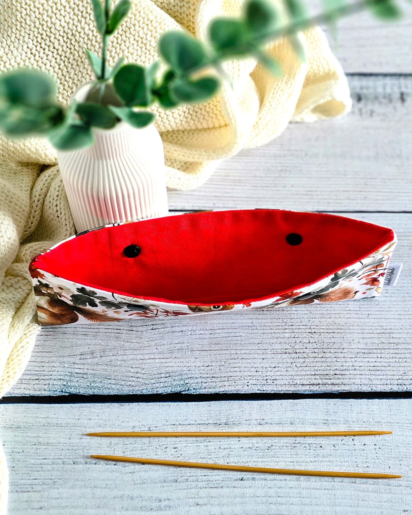 Nadelgarage 20 cm Autumn Squirrel – Baumwollstoff mit Eichhörnchen und Blättern, handgemacht in Bayern von Nadelmikado