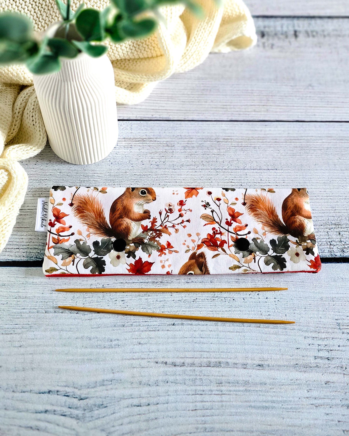 Nadelgarage 20 cm Autumn Squirrel – Baumwollstoff mit Eichhörnchen und Blättern, handgemacht in Bayern von Nadelmikado