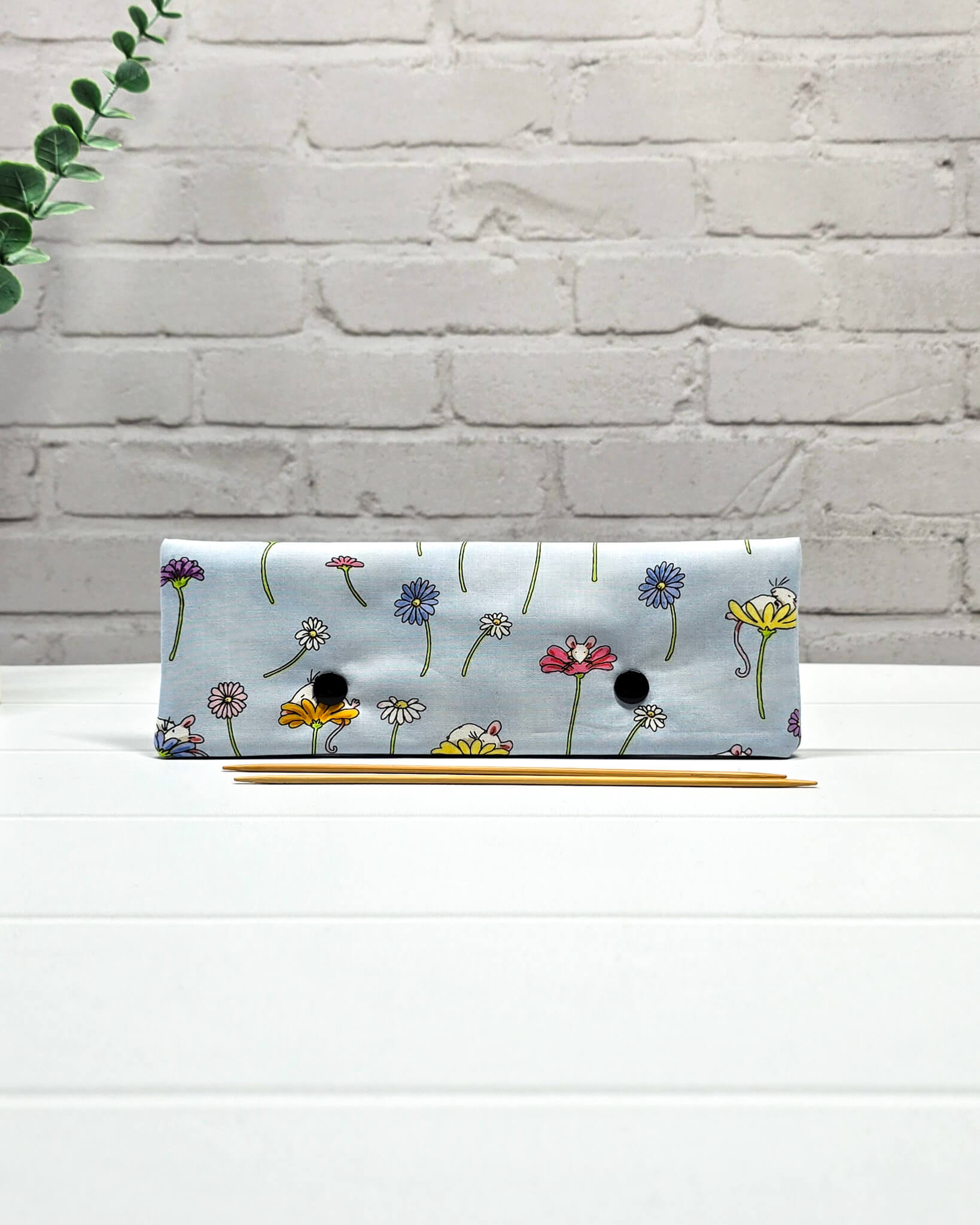 Nadelgarage 20 cm mit Blumen- und Mäusemotiv auf hellblauem Stoff, handgenäht in Bayern von Nadelmikado