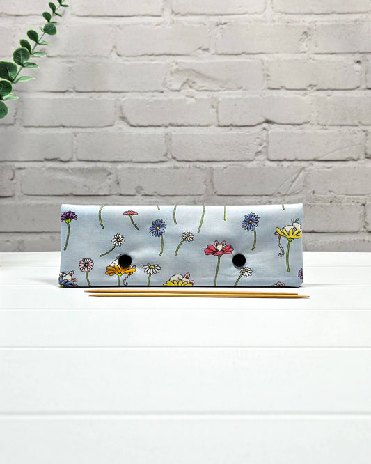 Nadelgarage 20 cm mit Blumen- und Mäusemotiv auf hellblauem Stoff, handgenäht in Bayern von Nadelmikado