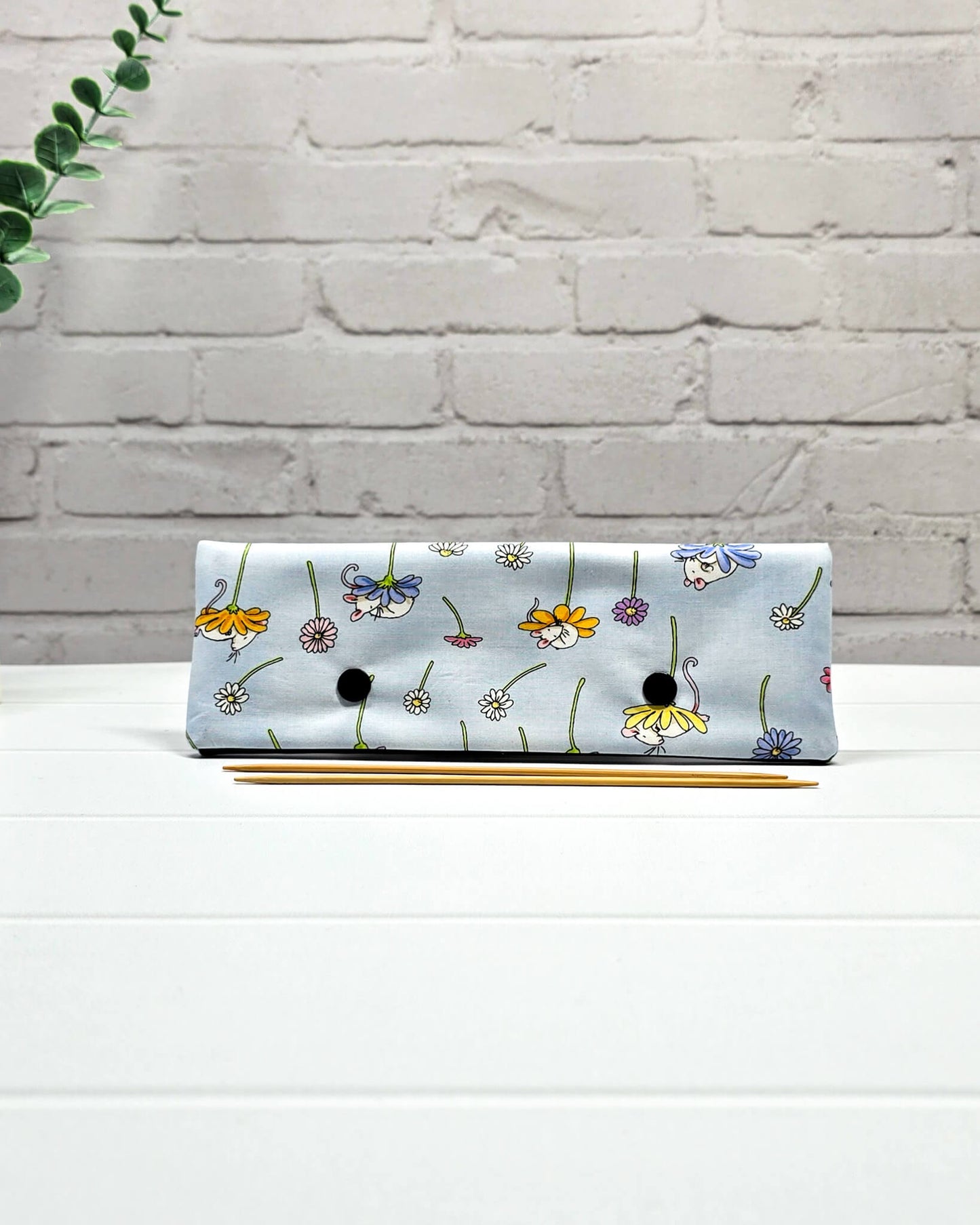 Nadelgarage 20 cm mit Blumen- und Mäusemotiv auf hellblauem Stoff, handgenäht in Bayern von Nadelmikado