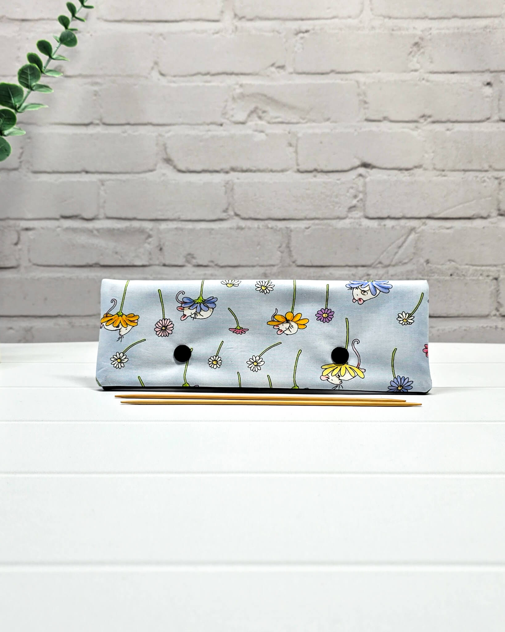 Nadelgarage 20 cm mit Blumen- und Mäusemotiv auf hellblauem Stoff, handgenäht in Bayern von Nadelmikado