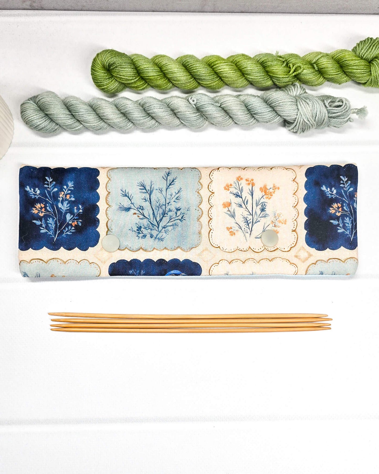 Nadelgarage für 20 cm Nadelspiele mit einem Muster aus botanischen Quadraten in Blau und Beige mit grauen Druckknöpfen - handgenäht in Bayern von Nadelmikado