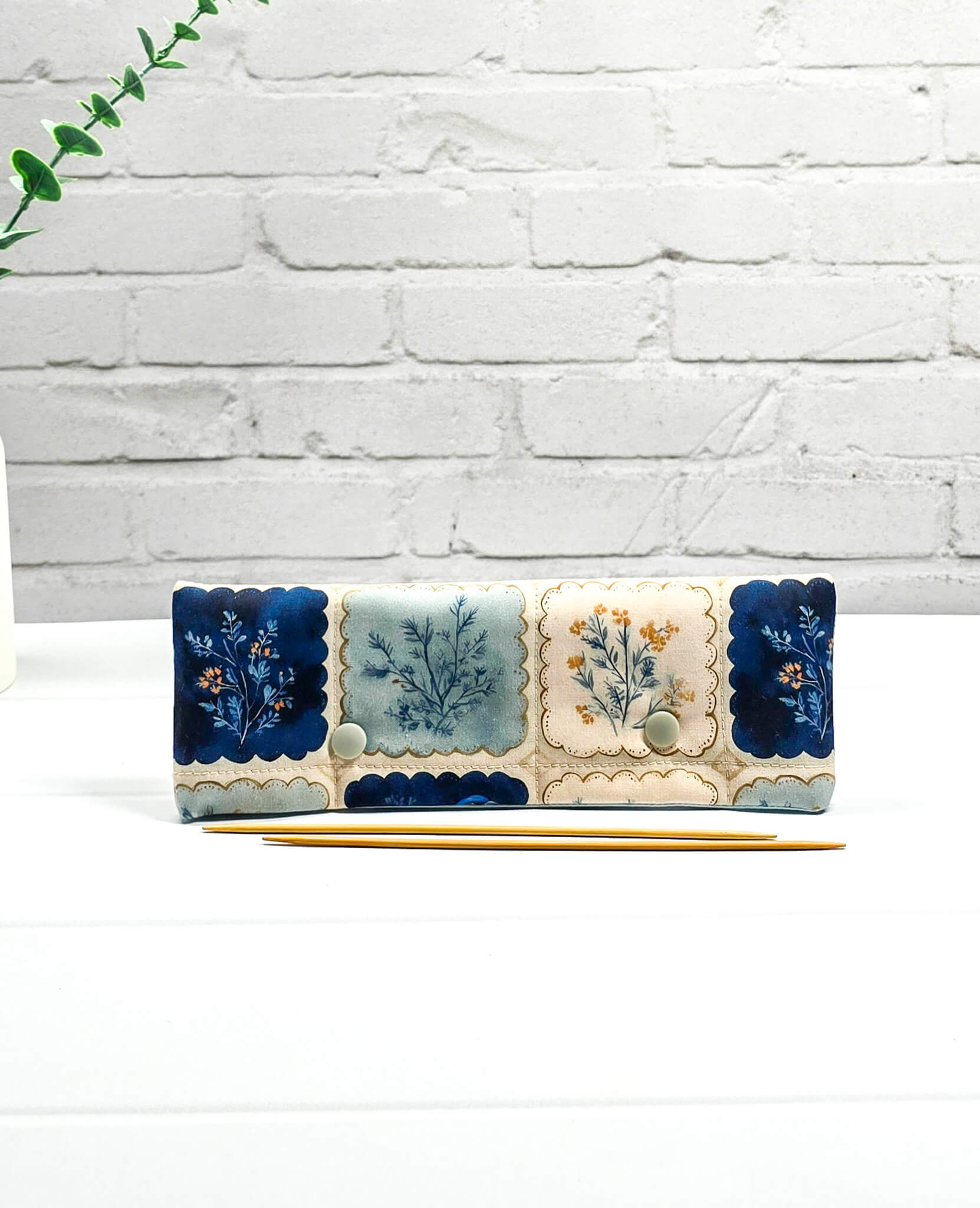 Nadelgarage für 20 cm Nadelspiele mit einem Muster aus botanischen Quadraten in Blau und Beige mit grauen Druckknöpfen - handgenäht in Bayern von Nadelmikado