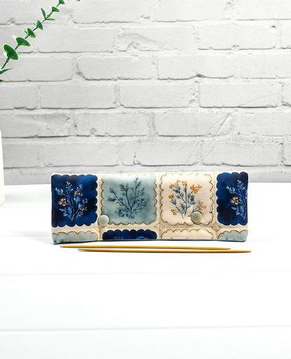 Nadelgarage für 20 cm Nadelspiele mit einem Muster aus botanischen Quadraten in Blau und Beige mit grauen Druckknöpfen - handgenäht in Bayern von Nadelmikado