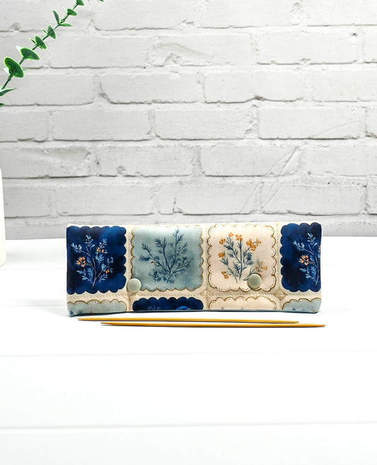 Nadelgarage für 20 cm Nadelspiele mit einem Muster aus botanischen Quadraten in Blau und Beige mit grauen Druckknöpfen - handgenäht in Bayern von Nadelmikado