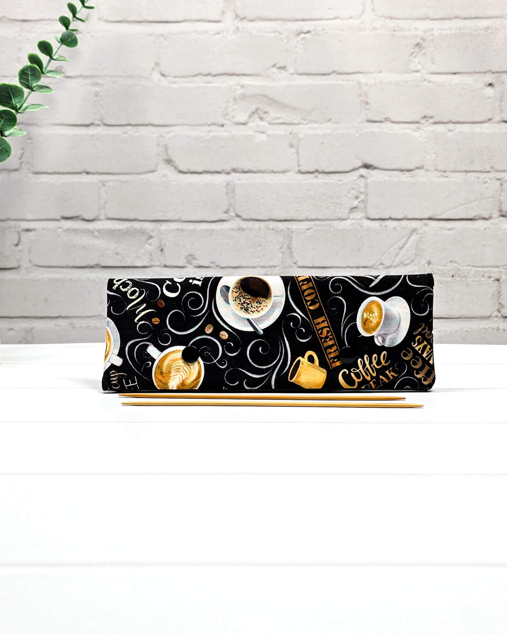 Nadelgarage 20 cm mit Kaffeemotiv auf schwarzem Stoff, handgenäht in Bayern von Nadelmikado