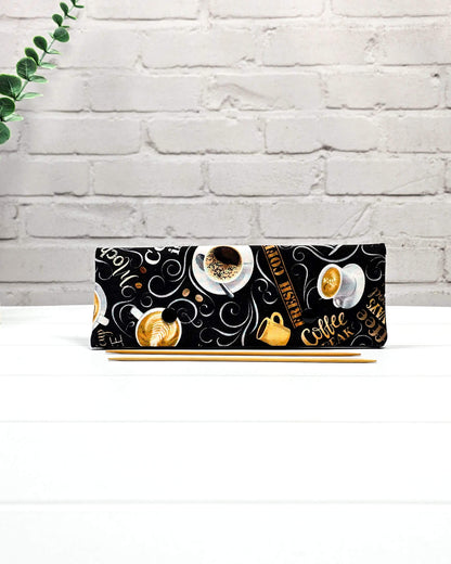 Nadelgarage 20 cm mit Kaffeemotiv auf schwarzem Stoff, handgenäht in Bayern von Nadelmikado