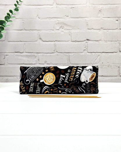 Nadelgarage 20 cm mit Kaffeemotiv auf schwarzem Stoff, handgenäht in Bayern von Nadelmikado