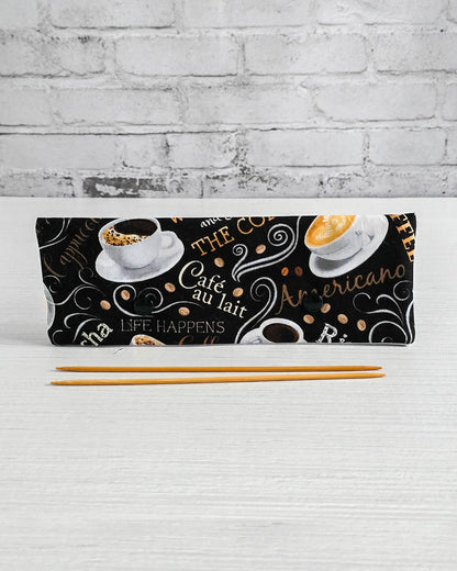 Nadelgarage 20 cm mit Kaffee-Schriftmotiv auf schwarzem Stoff - handgenäht in Bayern von Nadelmikado