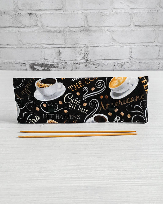 Nadelgarage 20 cm mit Kaffee-Schriftmotiv auf schwarzem Stoff - handgenäht in Bayern von Nadelmikado