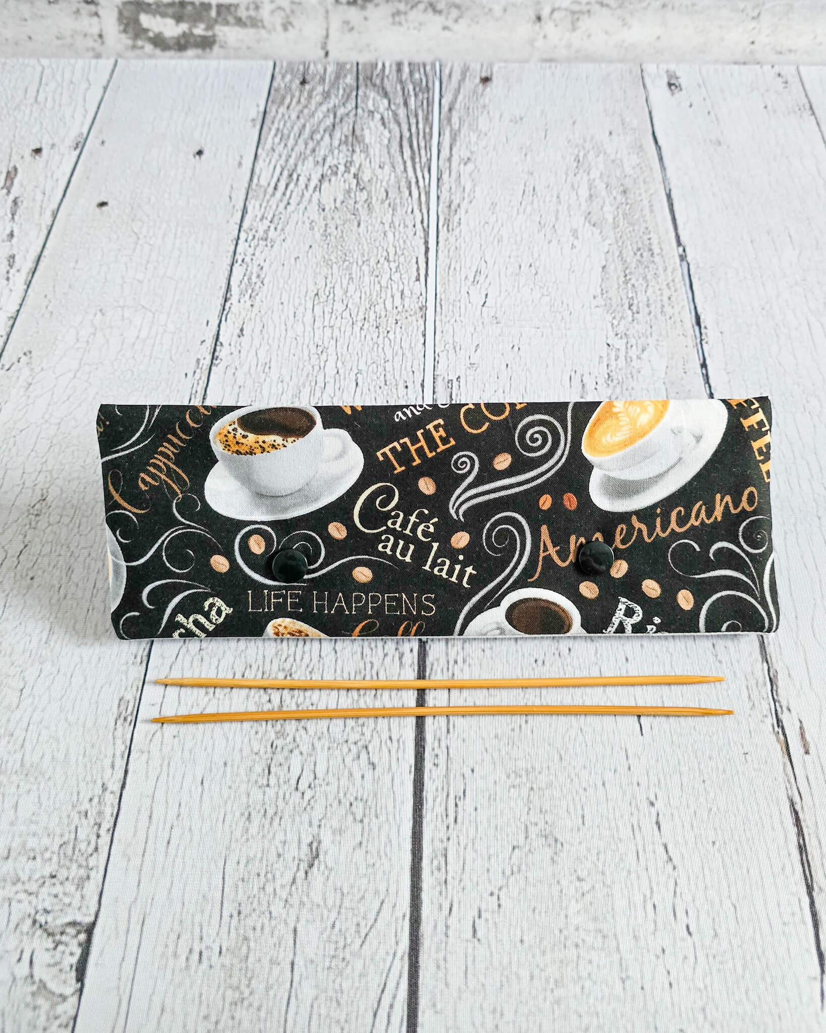 Nadelgarage 20 cm mit Kaffee-Schriftmotiv auf schwarzem Stoff - handgenäht in Bayern von Nadelmikado