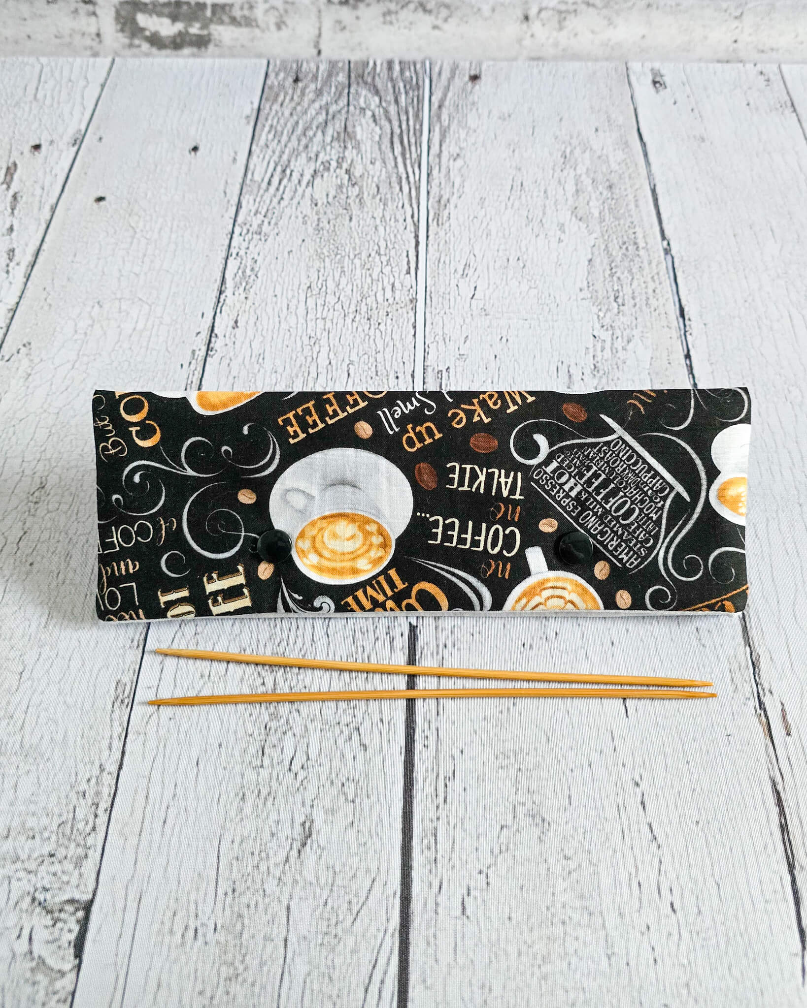 Nadelgarage 20 cm mit Kaffee-Schriftmotiv auf schwarzem Stoff - handgenäht in Bayern von Nadelmikado