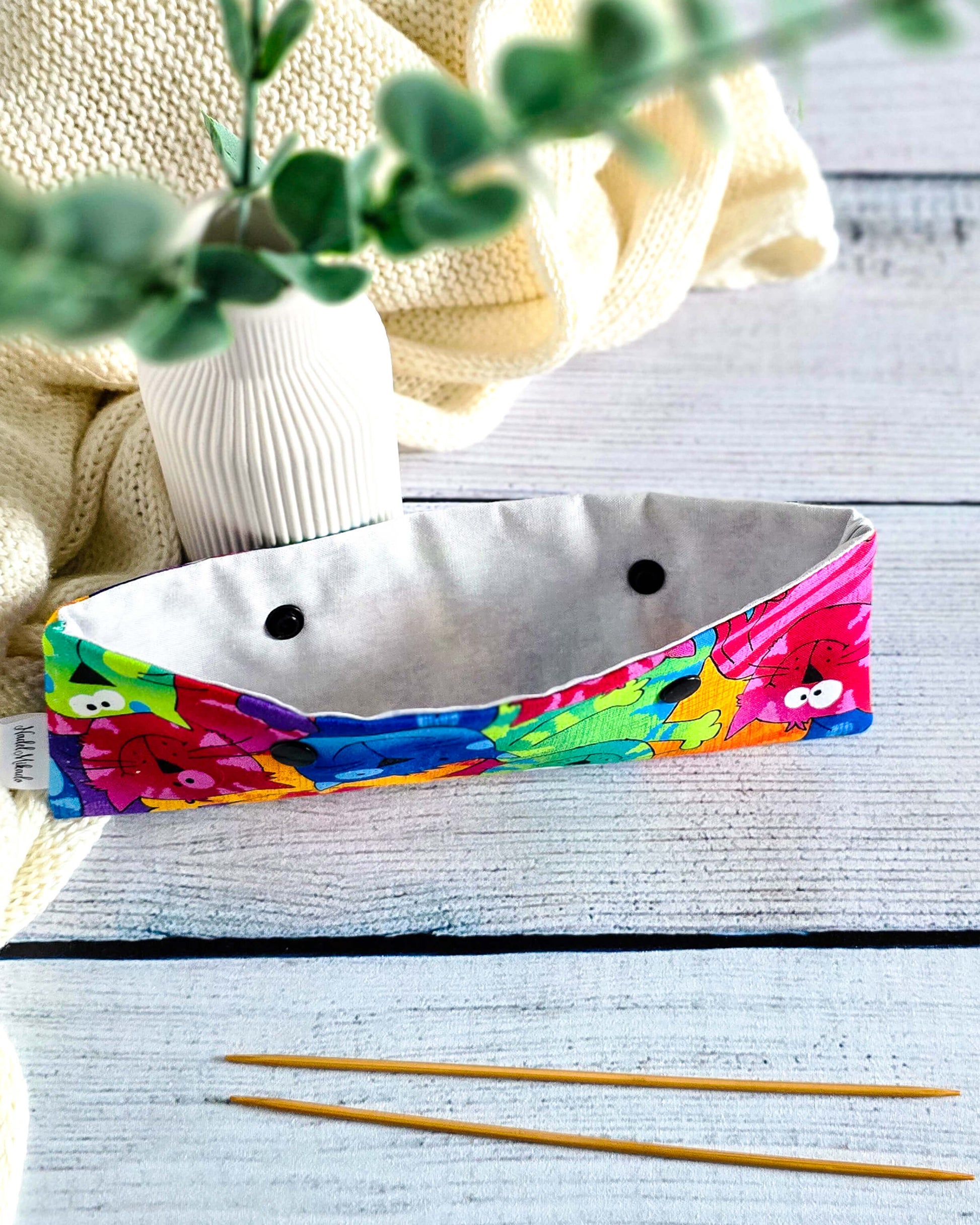 Nadelgarage 20 cm Colorful Cats – buntes Katzen-Design für Strickfans, handmade in Bayern von Nadelmikado