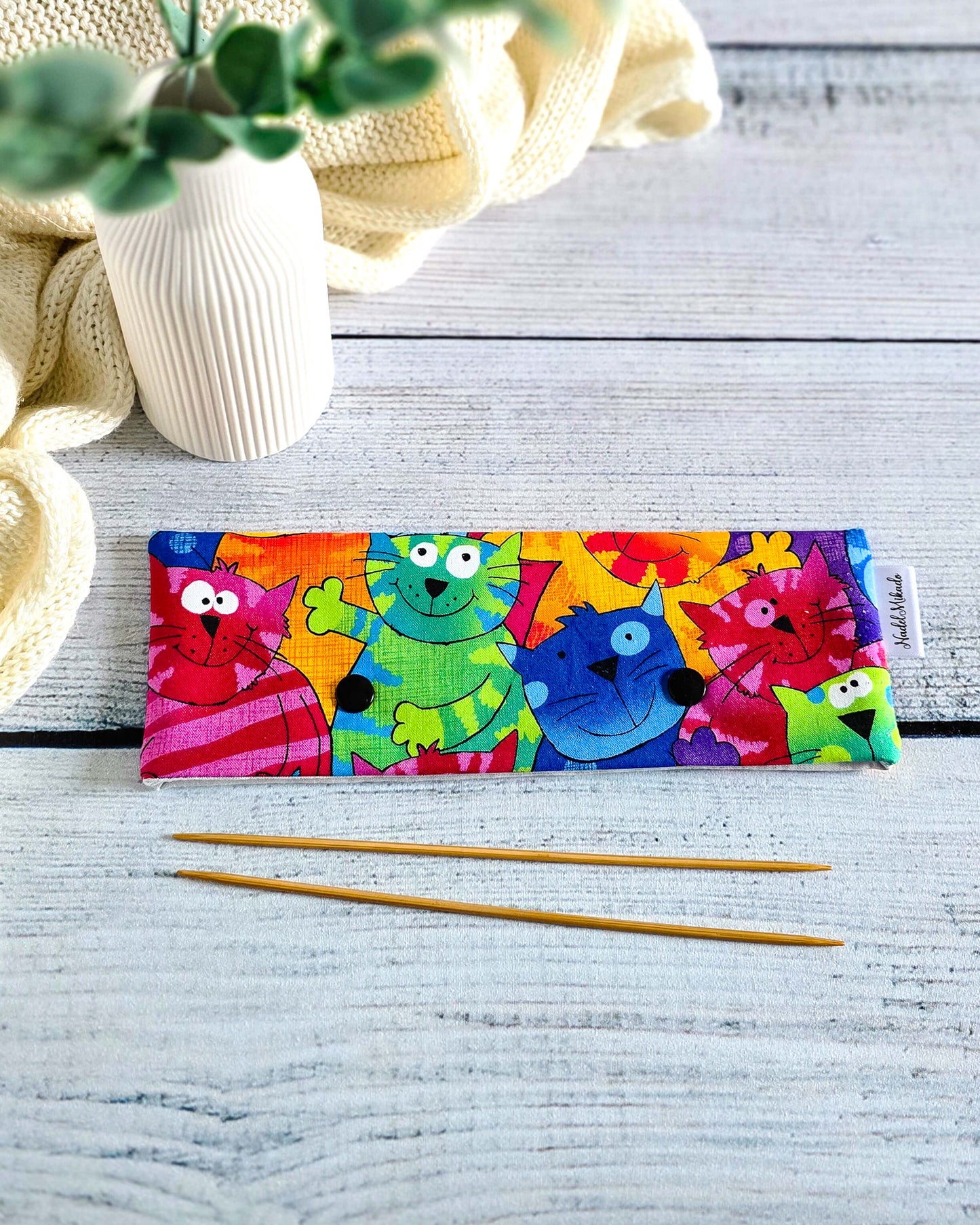 Nadelgarage 20 cm Colorful Cats – buntes Katzen-Design für Strickfans, handmade in Bayern von Nadelmikado