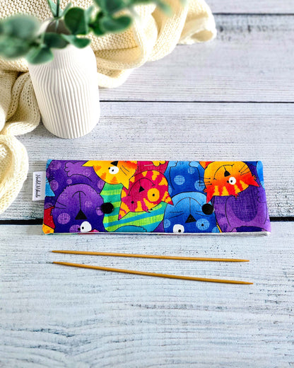 Nadelgarage 20 cm Colorful Cats – buntes Katzen-Design für Strickfans, handmade in Bayern von Nadelmikado