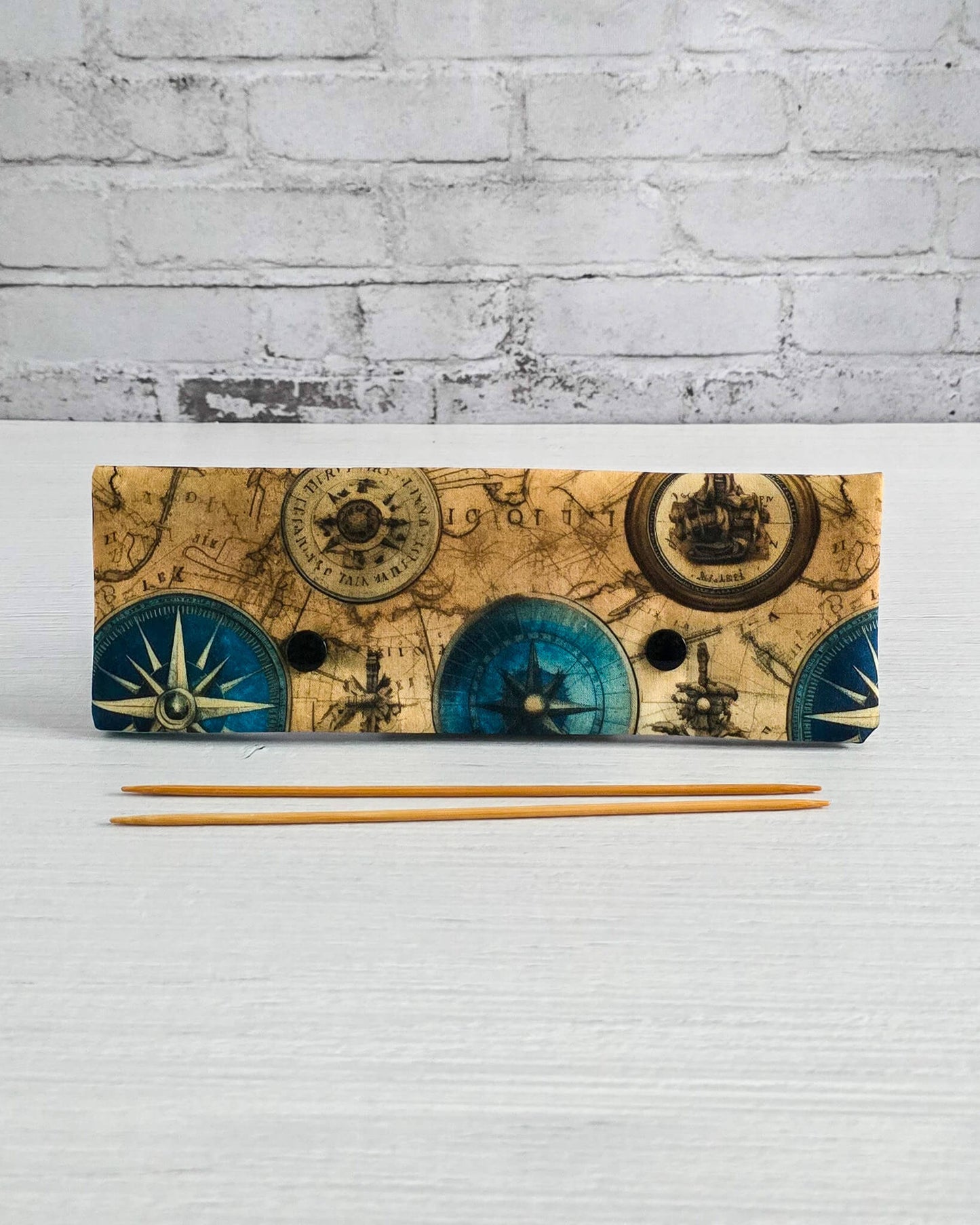 Nadelgarage 20 cm mit Kompass- und Kartenmotiv - handgenäht in Bayern von Nadelmikado