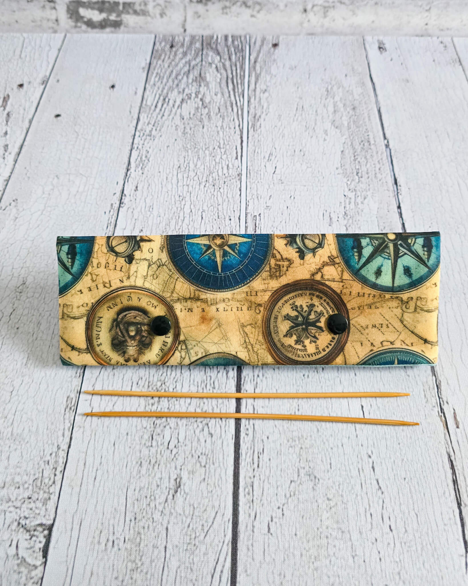 Nadelgarage 20 cm mit Kompass- und Kartenmotiv - handgenäht in Bayern von Nadelmikado