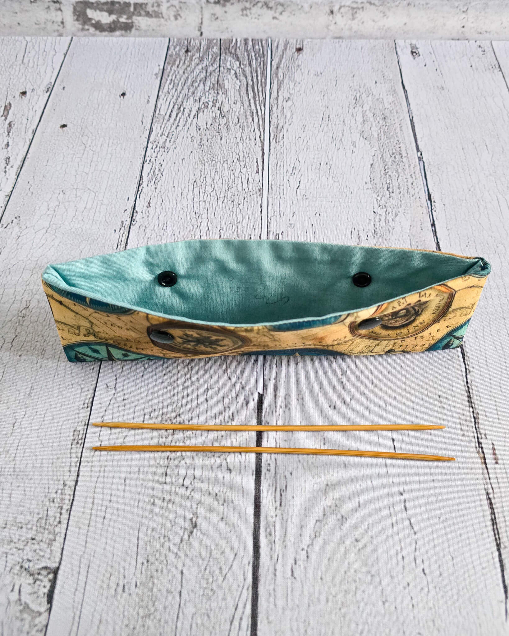 Nadelgarage 20 cm mit Kompass- und Kartenmotiv - handgenäht in Bayern von Nadelmikado