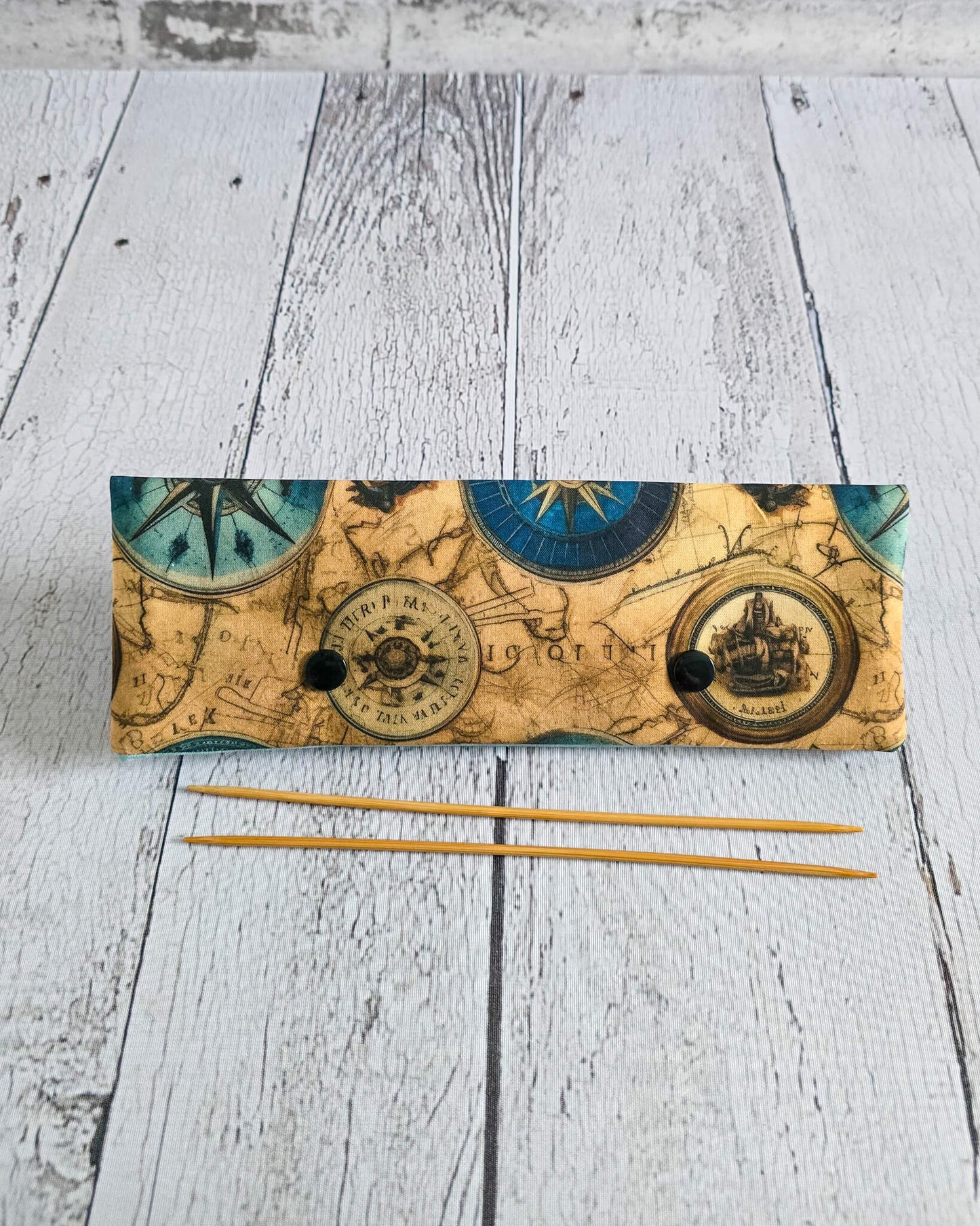 Nadelgarage 20 cm mit Kompass- und Kartenmotiv - handgenäht in Bayern von Nadelmikado