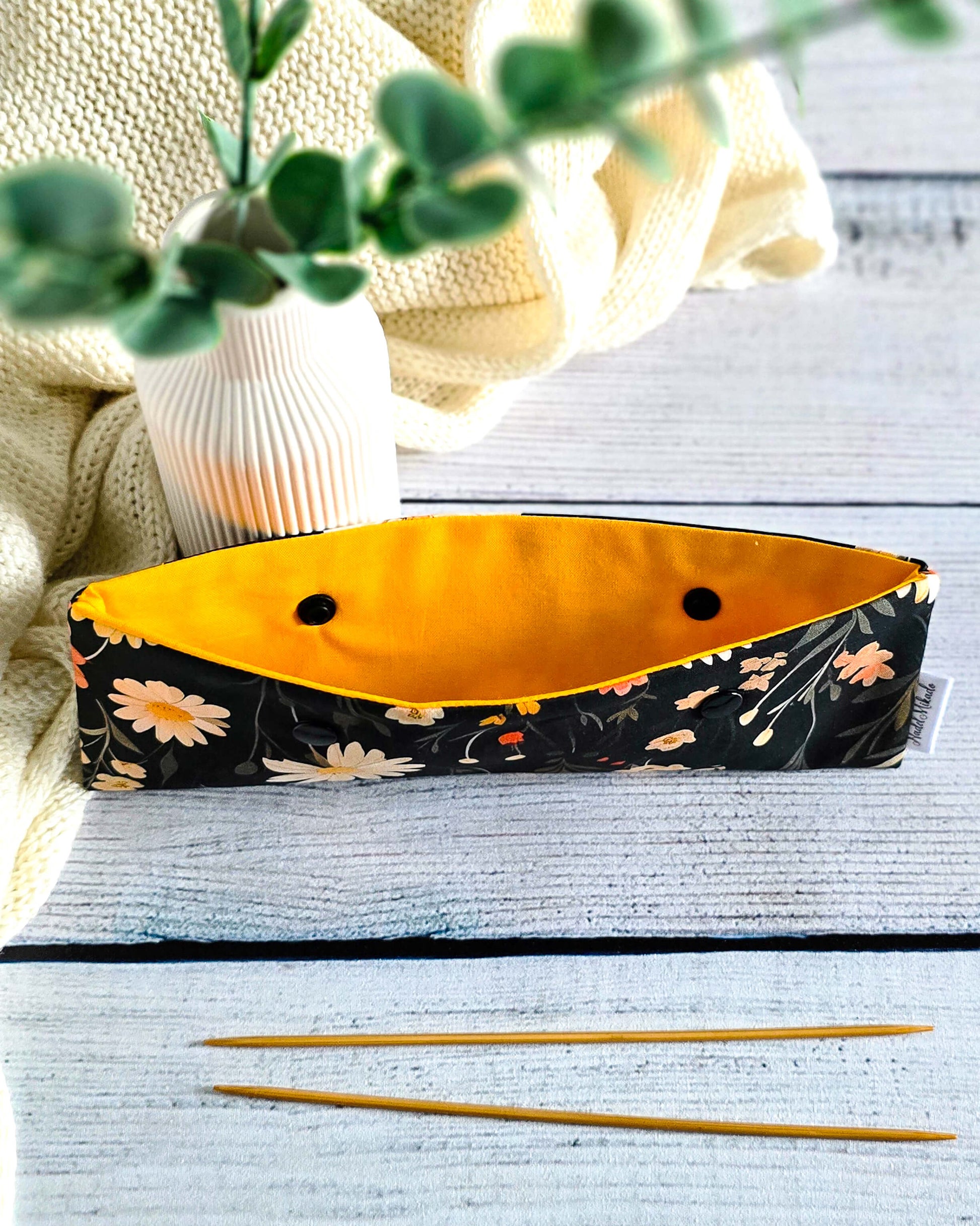 Nadelgarage 20 cm Daisy Bloom – aus Baumwolle mit Gänseblümchen-Motiv - handmade in Bayern von Nadelmikado