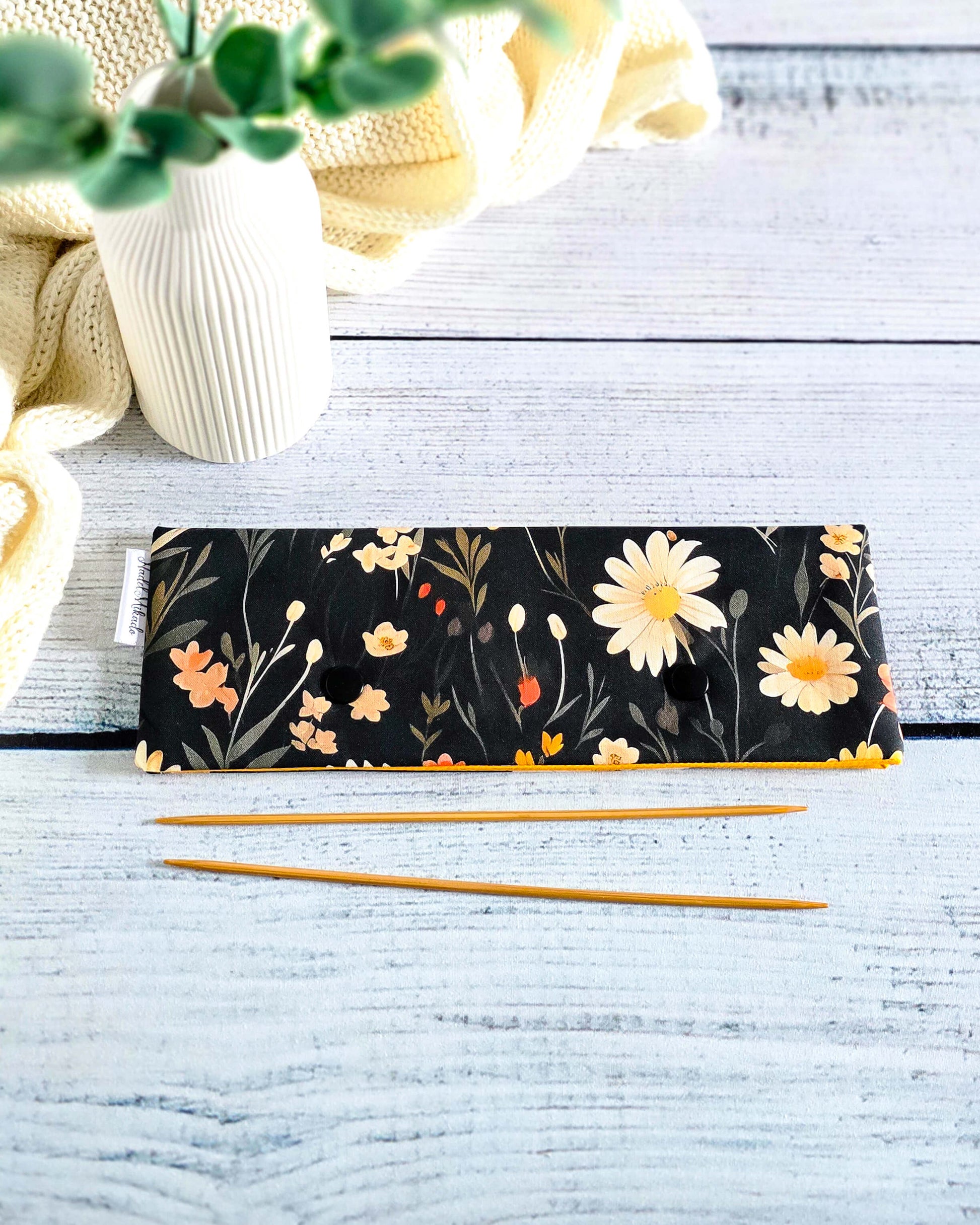 Nadelgarage 20 cm Daisy Bloom – aus Baumwolle mit Gänseblümchen-Motiv - handmade in Bayern von Nadelmikado