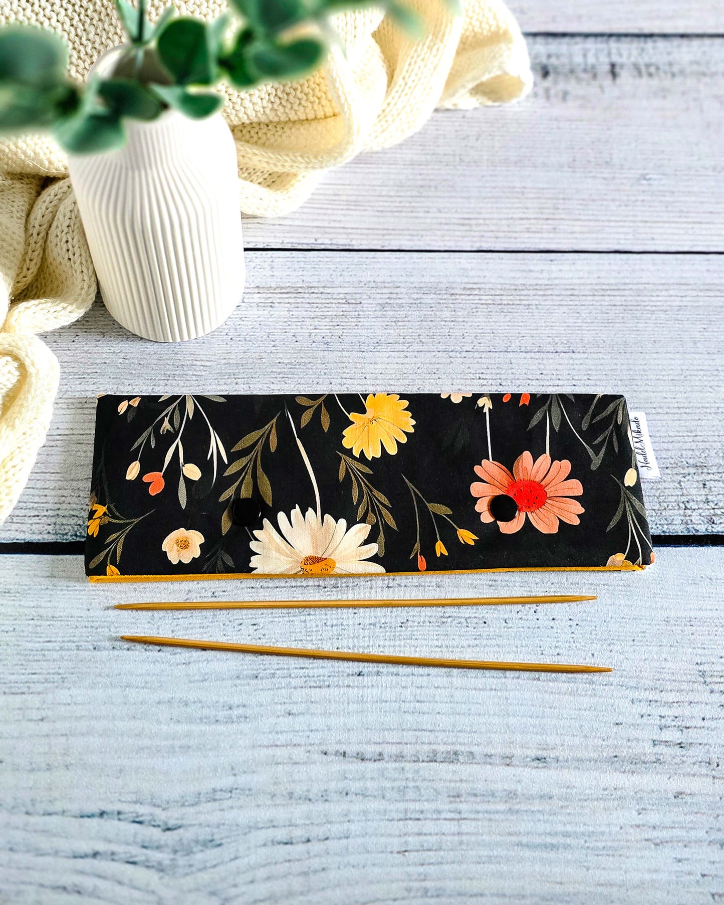 Nadelgarage 20 cm Daisy Bloom – aus Baumwolle mit Gänseblümchen-Motiv - handmade in Bayern von Nadelmikado