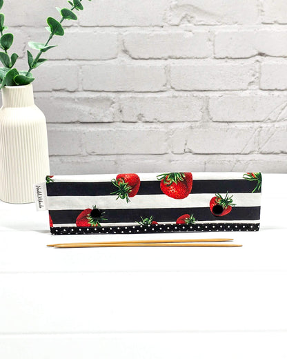 Nadelgarage für 20 cm Nadelspiele mit großen Erdbeeren auf schwarz-weiß gestreiftem Stoff und schwarzen Druckknöpfen. Handgenäht in Bayern von Nadelmikado