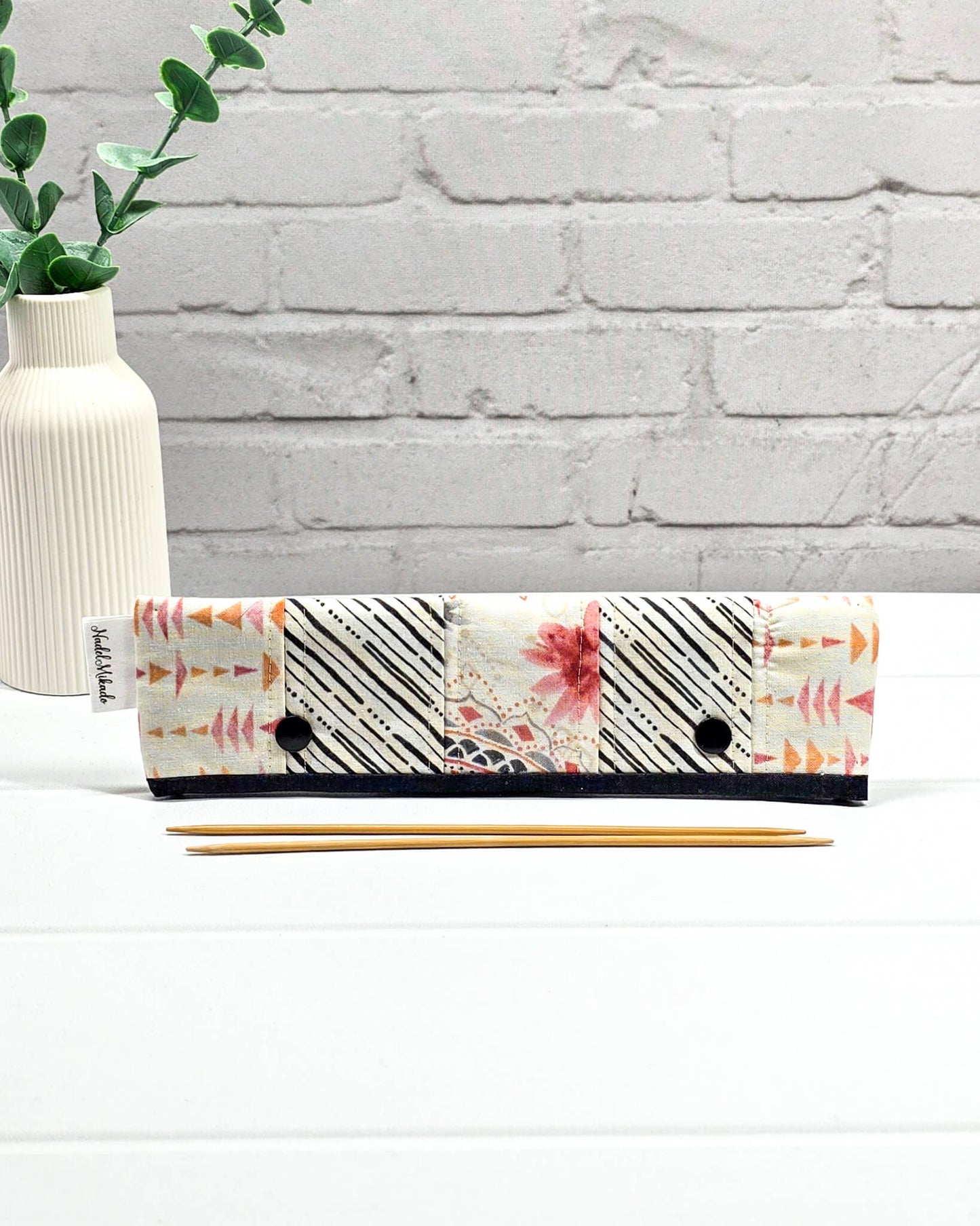 Nadelgarage für 20 cm Nadelspiele im Patchwork-Design mit Ethno-Mustern, Streifen und Dreiecken sowie zwei schwarzen Druckknöpfen. Handgenäht in Bayern von Nadelmikado