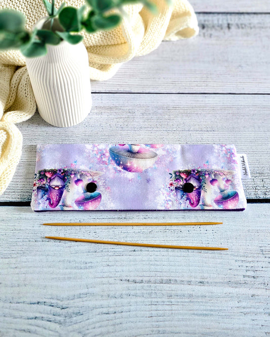 Nadelgarage 20 cm Fairy Mushrooms – Pilz- und Feenmotiv auf zartlila Baumwollstoff, handgemacht in Bayern von Nadelmikado