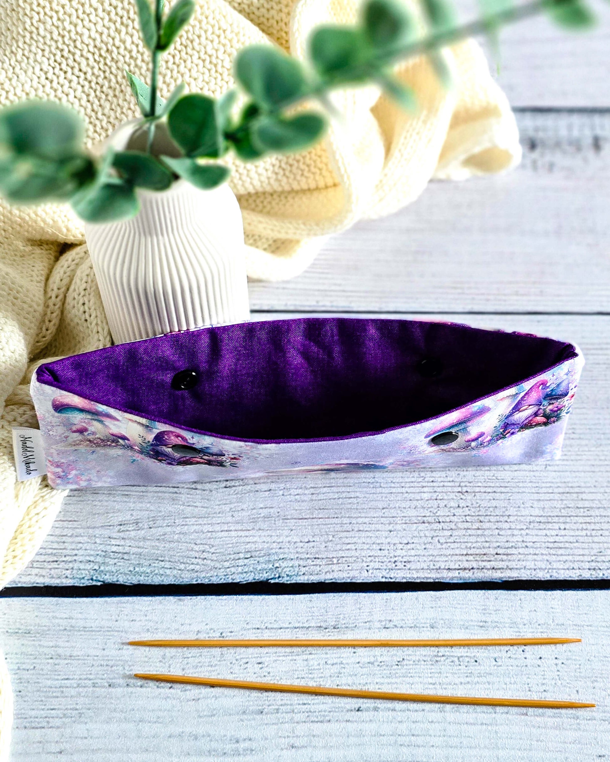 Nadelgarage 20 cm Fairy Mushrooms – Pilz- und Feenmotiv auf zartlila Baumwollstoff, handgemacht in Bayern von Nadelmikado