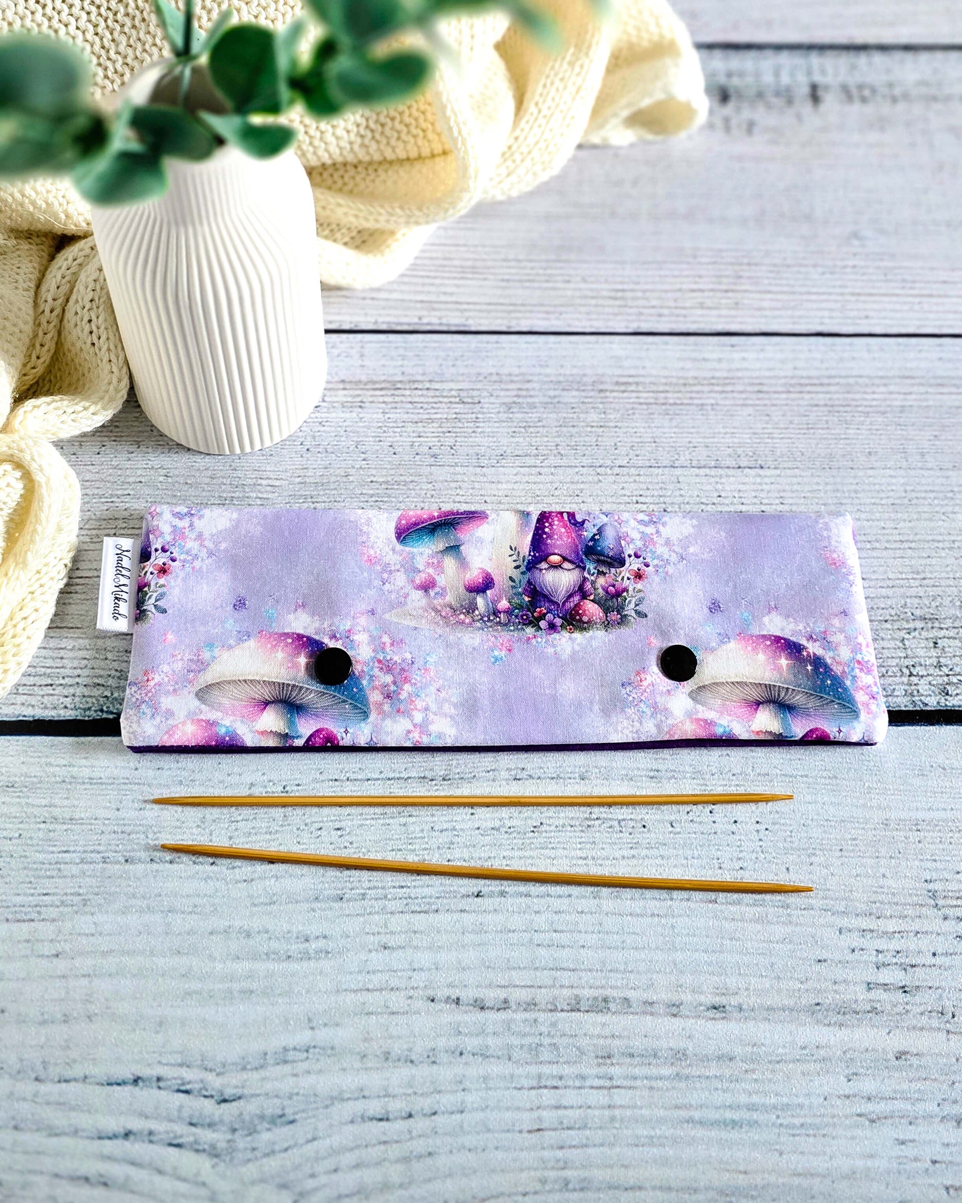 Nadelgarage 20 cm Fairy Mushrooms – Pilz- und Feenmotiv auf zartlila Baumwollstoff, handgemacht in Bayern von Nadelmikado
